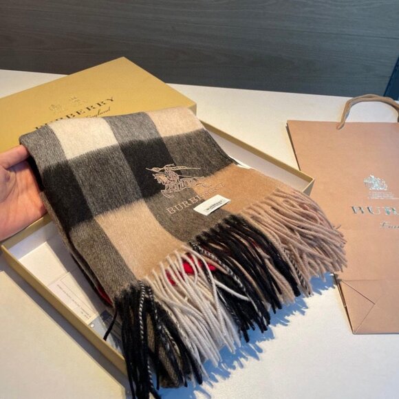 Brand new Burberry classic style scarf - Picture 5 of 7